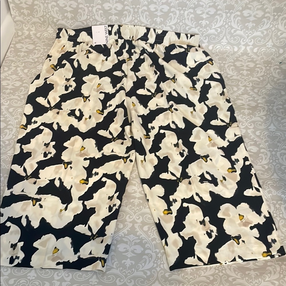 Nine West Black and White Floral Patterned Capris NWT SZ 1X